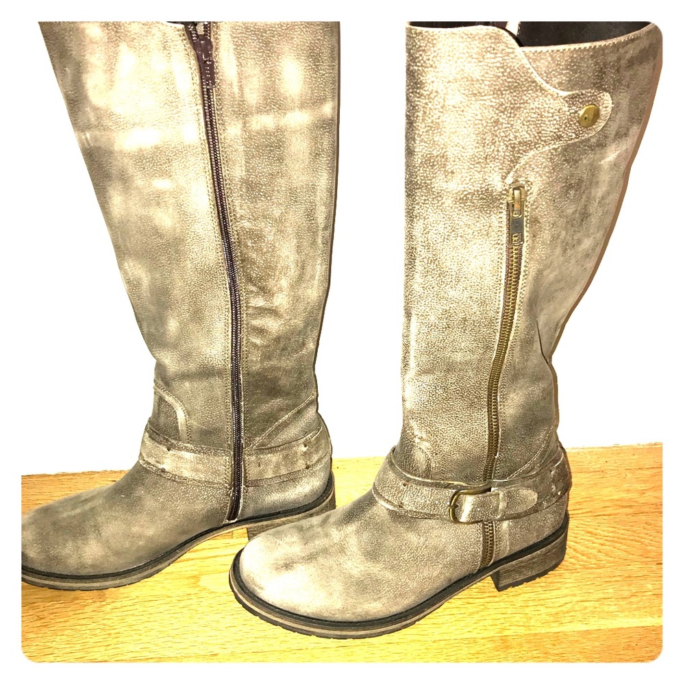 Grey knew high boots